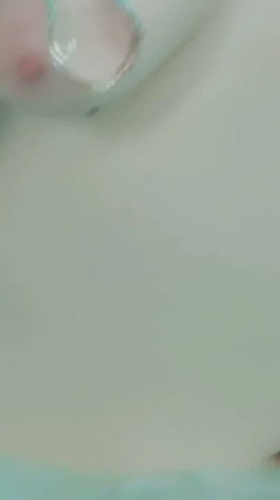 Jakuzi kenarında cam dildo - soluk doğal esmer bahçe penceresinden genişliyor