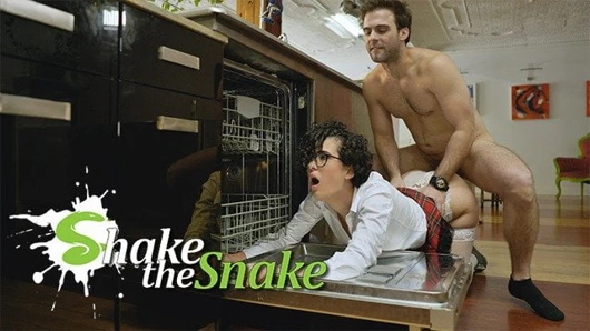 Yılanı salla - arkadaşım bulaşık makinesinde mahsur kaldı!!