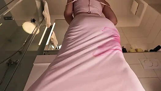 İnanılmaz ateşli seksi otantik büyük memeli kızıl saçlı uzun zarif gece elbisesi banyoda azdırıyor ve özel parını teşhir ediyor