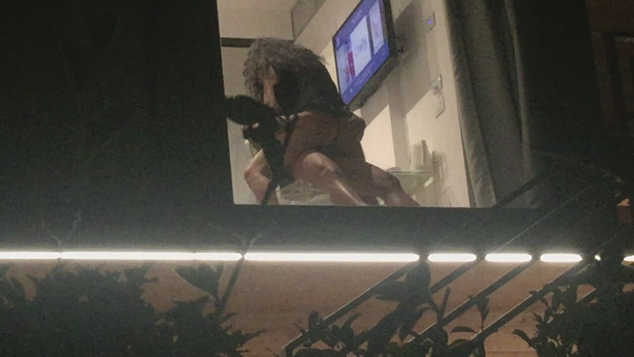 Azgın çift açık otel penceresinden sikişiyor, ateşli orta yaşlı seksi kadın sakso çekiyor