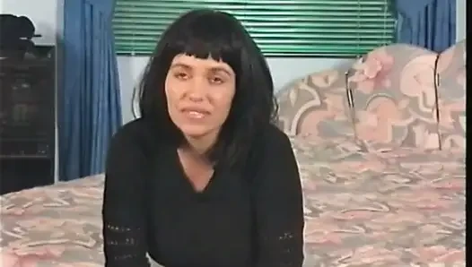 Büyük memeli orta yaşlı seksi kadın amını dildoyla dolduruyor