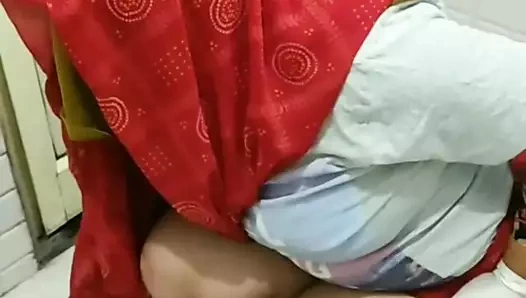 Hintli kadın mavi sari sıvı içinde açık