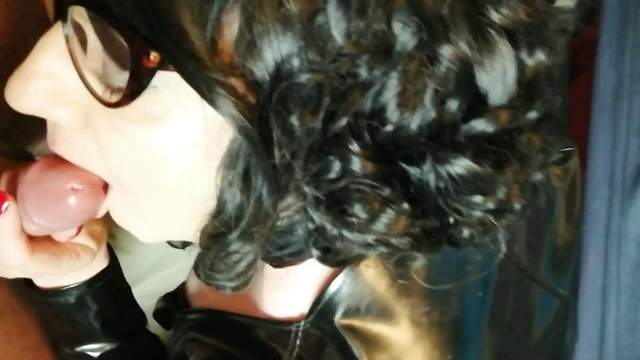 Сисси Tania в клетке использует рот и писает фанат