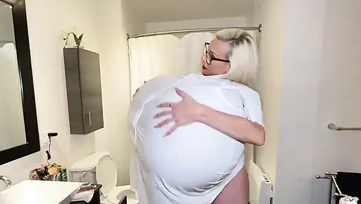 Parfum göğüslerimi şişiriyor! Deri ceket tutamıyor!