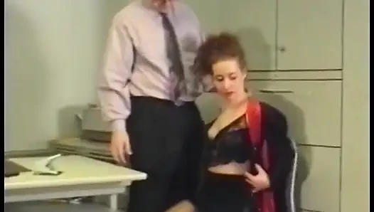 Muhteşem tatlı kız sıkı amını büyük bir direğe sert siktirmeyi seviyor