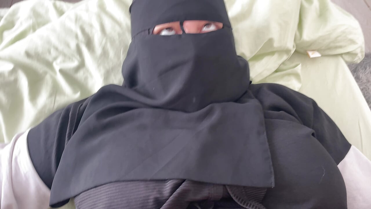 Aman Tanrım, başörtüsü ve seksi şeffaf çoraplar takan bir Arap kadınla seks yaptım.