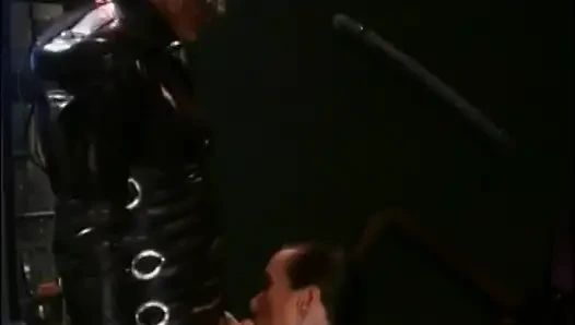 Эротическая шлюха трахает сумасшедшего чувака на столе и глотает