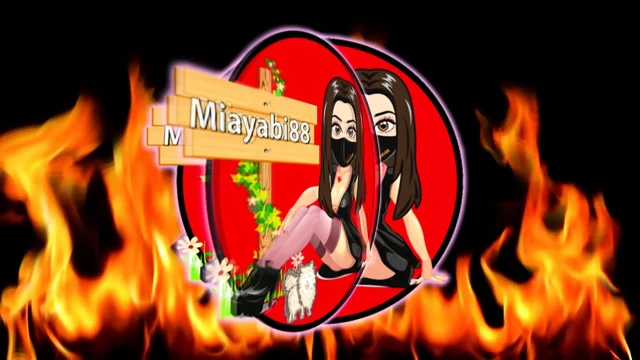 Ateşli götlü seksi Asyalı Taylandlı kız saçını çekiyor, uzun bir yarakla domalarak sikiliyor, sonra higheels'e boşaltıyor