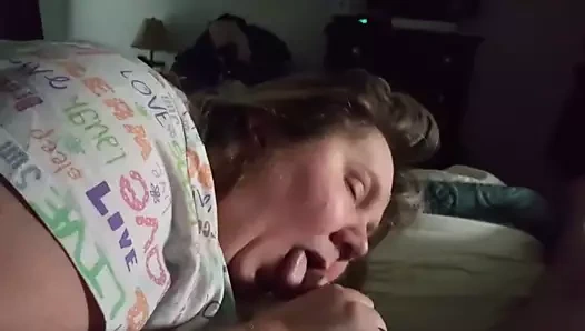 Büyük memeli sürtük yarak emiyor