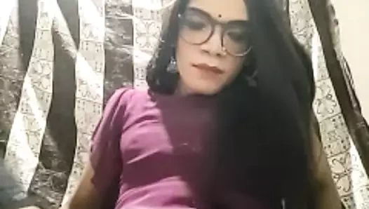 Hintli kadın kılıklı travesti striptiz yapıyor canlı