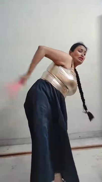 Büyük götlü orta yaşlı seksi kadın domaltmalı (tam video)