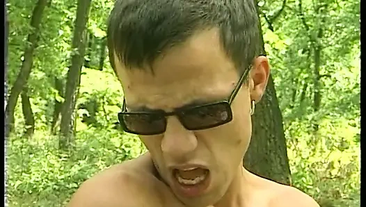 Olgun iri güzel kadın ormanda sikiliyor