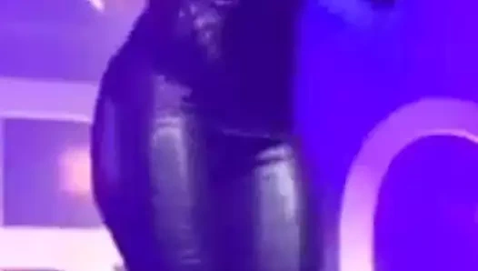 Beatrice egli kıçını sahnede gösteriyor