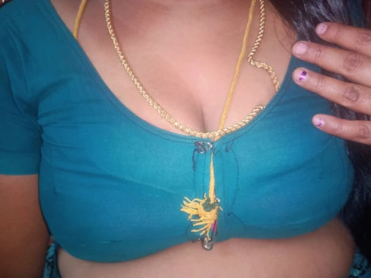 Tamil teyze yalnızken ve duygularını kontrol edemiyorken göğüslerini sıkıyor.