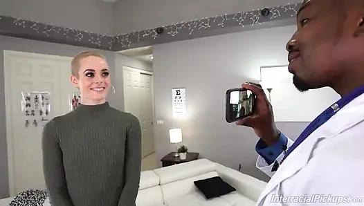 Büyük zenci yarağı sürtük Sidra Sage doktorlarla çifte penetrasyon istiyor