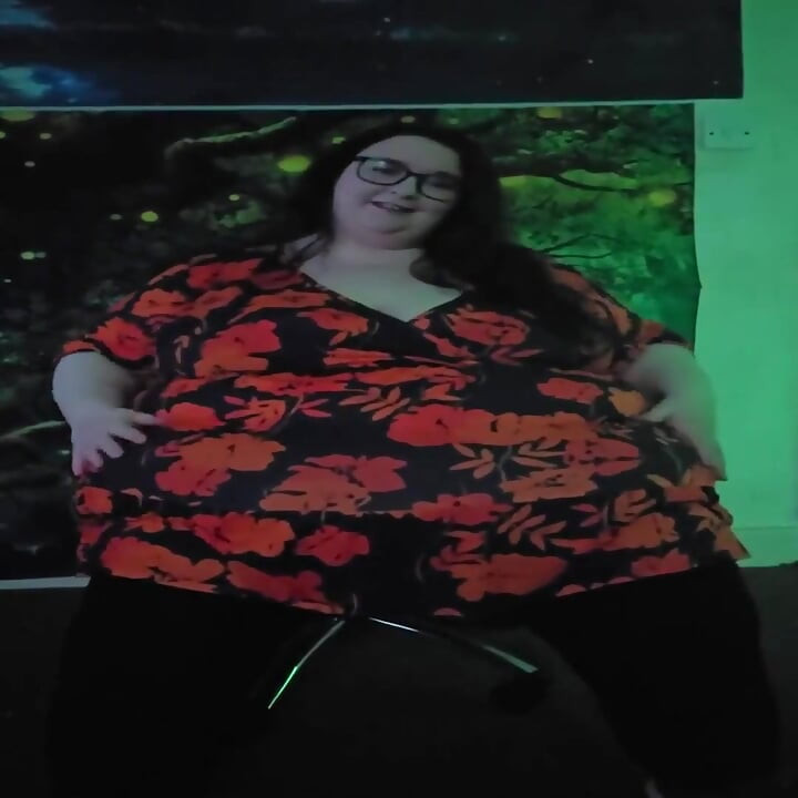 Seksi iri güzel kadın ofis sandalyesinde striptiz yapıyor