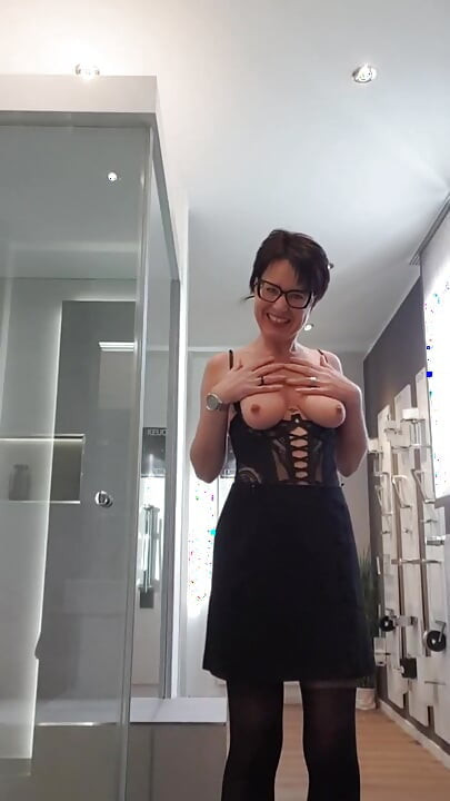 Orta yaşlı seksi kadın Julie soyunuyor