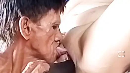 Yüz maskesi takmak istiyor .. Büyük ıslak amcığını yalamayı bırakamıyor ve onun da istediği büyük siyah yarağı sikiyor