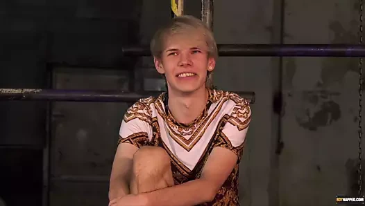 Twink gökyüzü heet boğazlı sonra esaret anal oyun