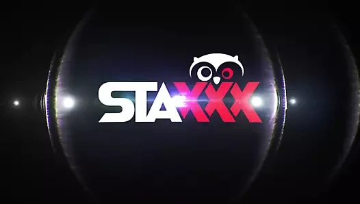 Busty Hint milf gets bir büyük yük üzerinde ona göt