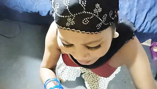Hintli sevimli ve seksi kız üvey erkek kardeşi tarafından sikiliyor