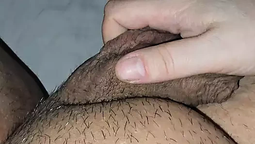 Üvey anne sikini elle muameleden önce üvey oğlunun topunu kaşımak için tırnaklarını kullanıyor