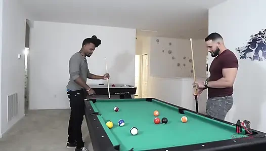 Eş değiştiren bilardo masası üçlü grup seks