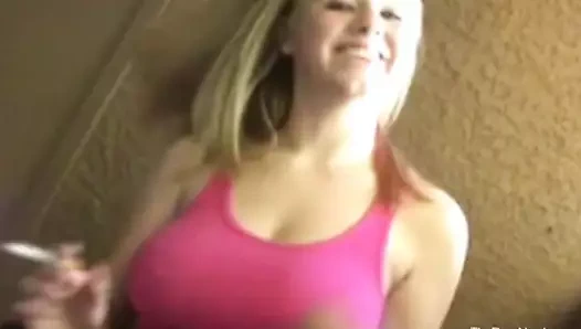 Bu gece tıraşını ve duşunu izliyorum