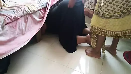 Büyük götlü burqa ve tesettürlü seksi üvey anne yatağın altında sıkışıyor. Üvey oğul götünü sikerek ona yardım ediyor