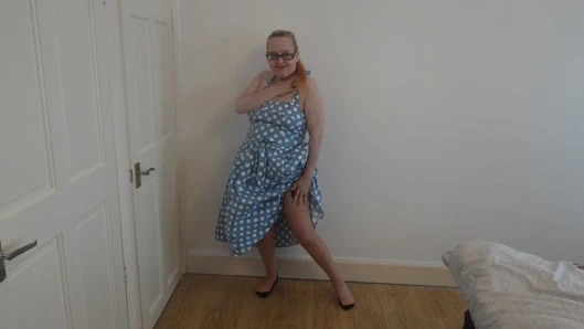 Klasik naylon çoraplı bir elbise içinde