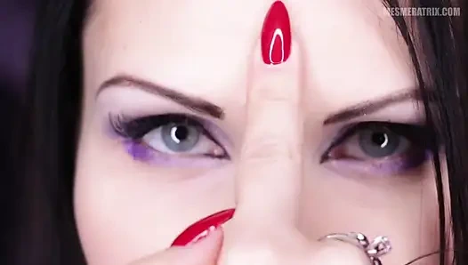 Büyüleyici kırmızı tırnaklar