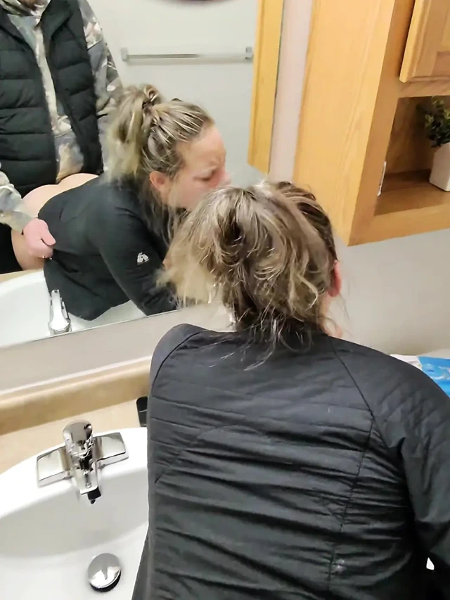 Partiden sonra azgın evli kadınla banyoda sinsi seks