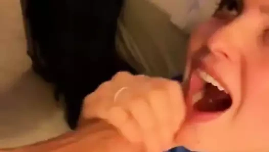 sevimli sarışın karısı verir oral seks ve vuruş için cim