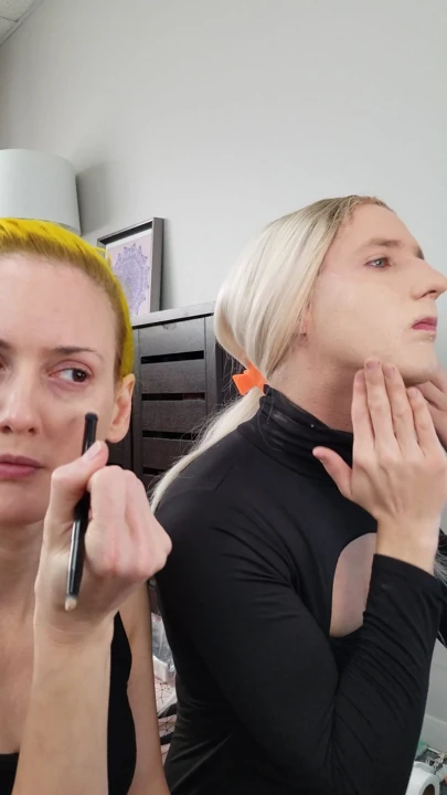Crossdresser Bailey Wilde ve Belyla Bradley Makyaj Yapıyor | Klip 2