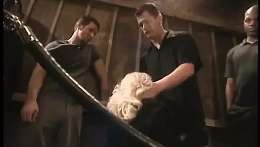 Sapık siyah çizmeli muhteşem sarışın erkek delisi aynı anda dört adama hizmet ediyor