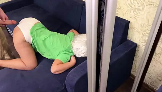 Milf onun dizlerinin üzerindeydi ve anal seks için bekliyordu