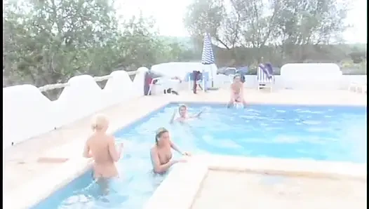 Yüzme havuzunda ateşli orta yaşlı seksi kadınlar