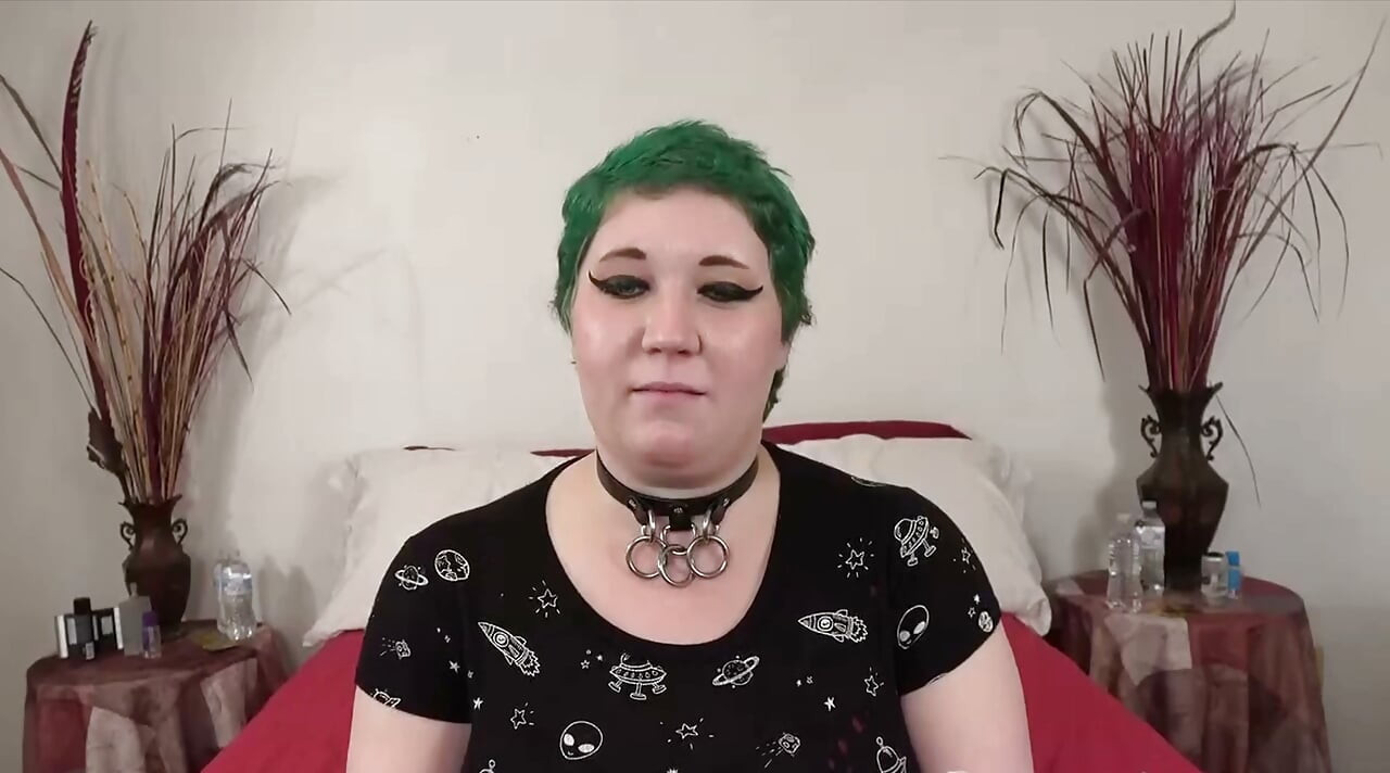 Çaresiz amatörler büyük göğüslerini ve sıkı iri güzel amcığını sert sikiyor