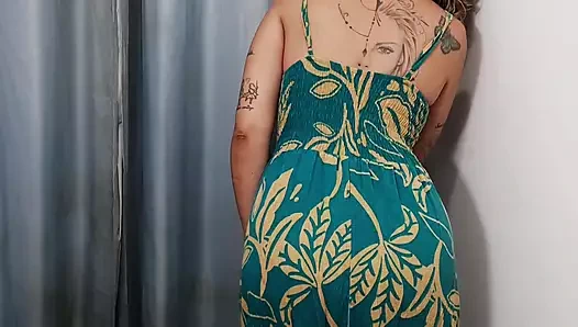 Bir mağaza soyunma odası bir çift tarafından kullanılıyor.