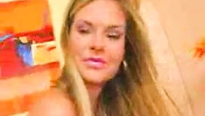 Sıcak sarışın ile büyük memeler