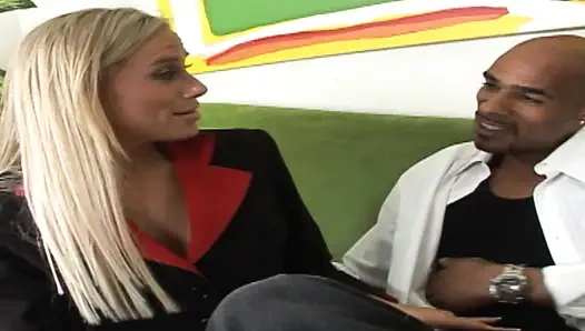 Interraciale milfs scène-1_blonde met een dikke kont, huisvrouw krijgt een harde interraciale neukpartij
