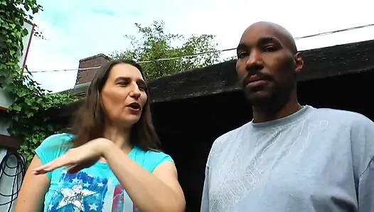 Tombul esmer ıslak amcığını tatmin etmek için büyük siyah yarağa biniyor