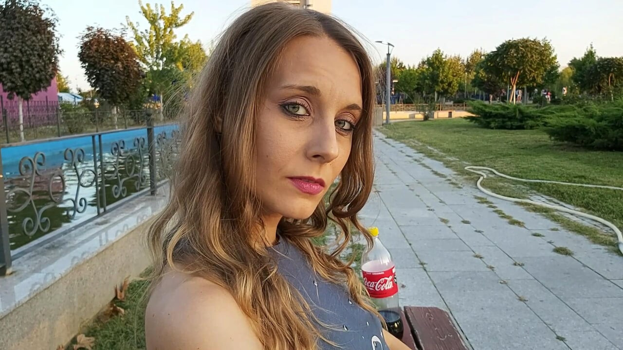 Parkta bir sürtüğü aldı ve ıslak bir sakso ve ateşli bir sikiş için kahve atladı