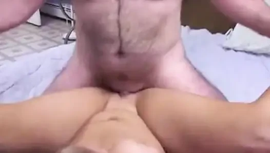 Sarışın amatör bakış açısı kalın yarağa biniyor ve karnına biraz kokruyor