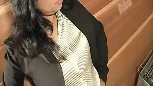 Otoriter orta yaşlı seksi kadın vahşi ofiste sikişiyor