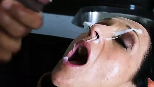 Olgun büyük memeli darbe &amp; boşalmak