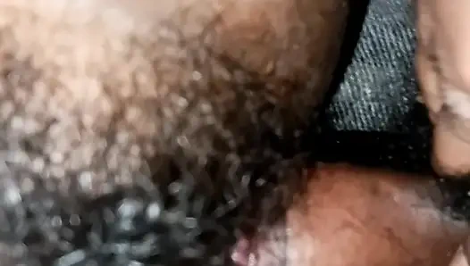 Kızlarla eğleniyor