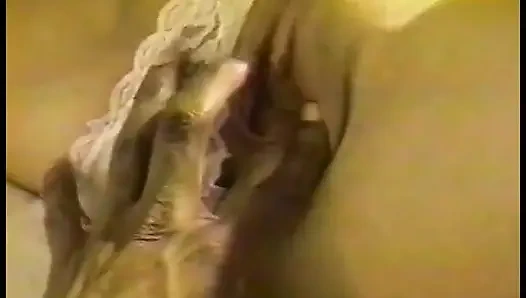 Kız karnına boşalıyor ve Oral seksten sonra amını iki yarakla dolduruyor