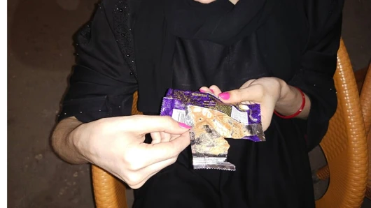 Üvey kız kardeş masada sikimi emmek için baştan çıkarıyor