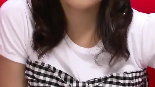 Sevimli bir güzellik, eğlenceli bir yakınlık ve karşı konulmaz baştan çıkarma anını paylaşıyor.